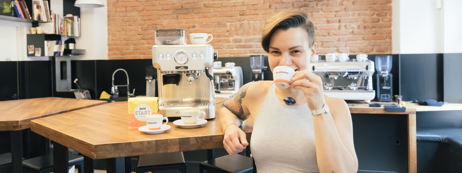 Kávovar ETA Artista Pro v rukách baristky a lektorky školiaceho centra Doubleshot: Ako obstál po mesačnom testovaní?